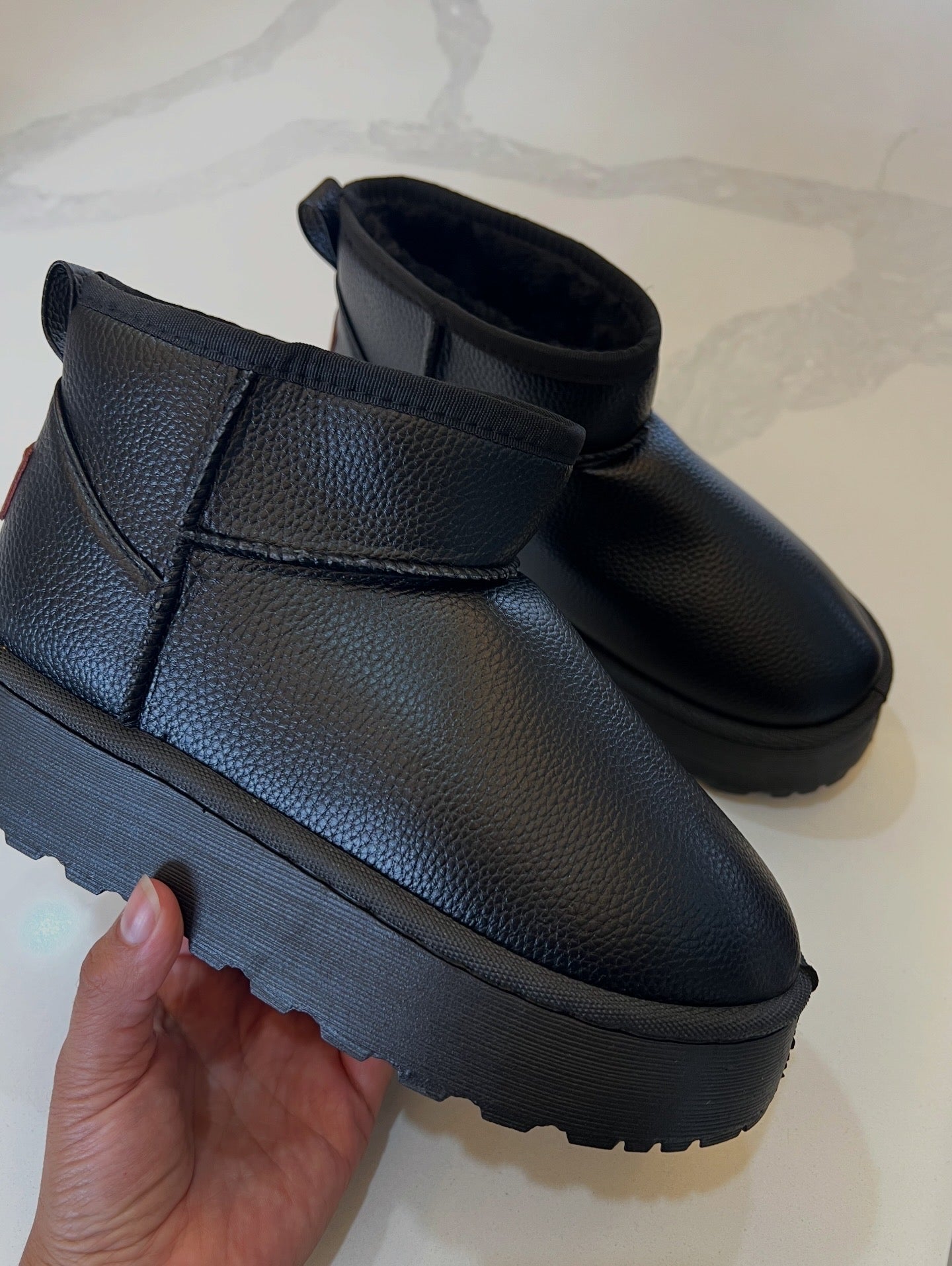 PANTUBOTAS NEGRA ECOCUERO